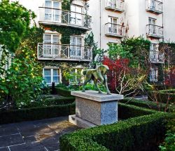 Merrion_Hotel_Gardens_Dublin.jpg