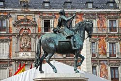 Madrid_Statue_of_Felipe_III__Plaza_Mayor.jpg