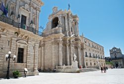 Syracuse_Baroque_facad_Piazza_Duomo.jpg