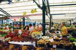 Venice_Rialto_Fruit_and_Vegetables_Market.jpg
