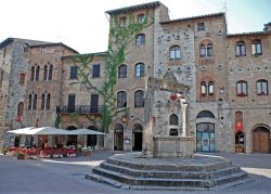 San_Gimignano_12th-Century_Well.jpg